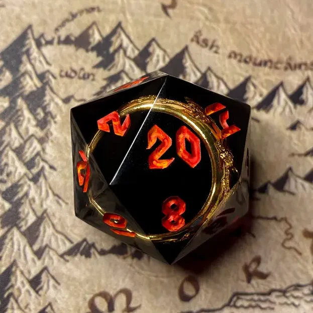 Dado de 20 lados D20 com Anel sobre mapa da terra média.